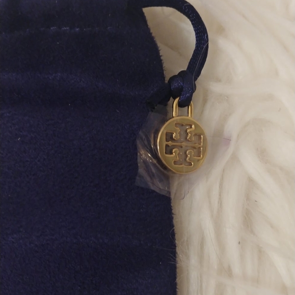 💖FIRM! NWT TORY BURCH SMALL T LOGO STUD EARRINGS WITH DUST BAG - Picture 4 of 8